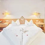 酒店 Magdalena Im Zillertal - Urlaub Mit Hund 齐勒河谷的里德